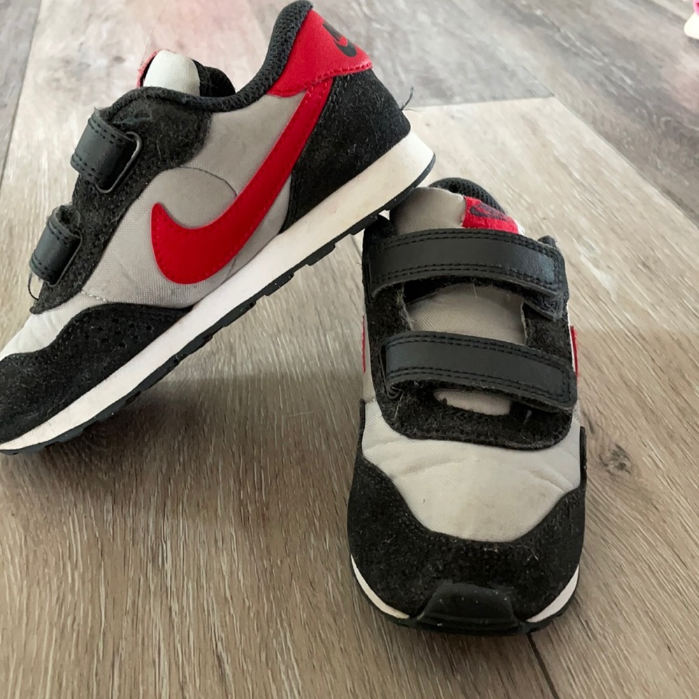 Nike velcro kids tennis shoes